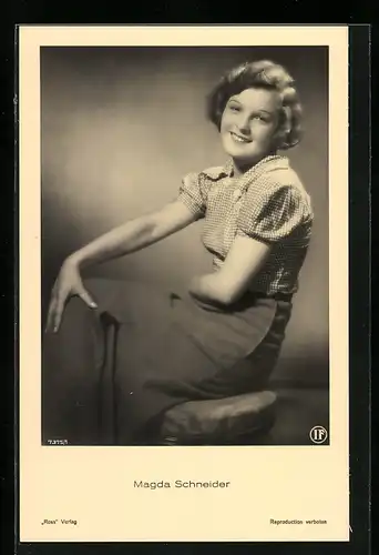 AK Schauspielerin Magda Schneider in karierter Bluse