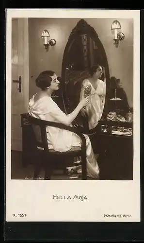 AK Schauspielerin Hella Moja vor dem Spiegel