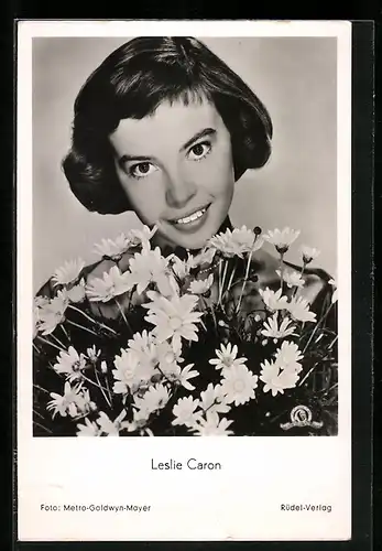 AK Schauspielerin Leslie Caron mit Blumenstrauss porträtiert