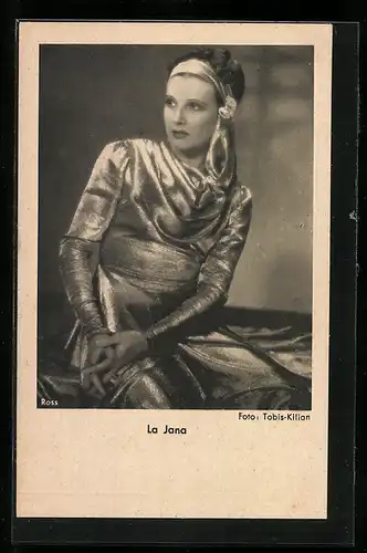 AK Schauspielerin La Jana, sitzend im Abendkleid mit Kopftuch