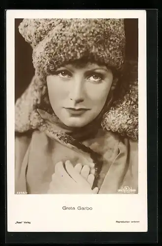 AK Schauspielerin Greta Garbo mit Pelzmütze und Mantel