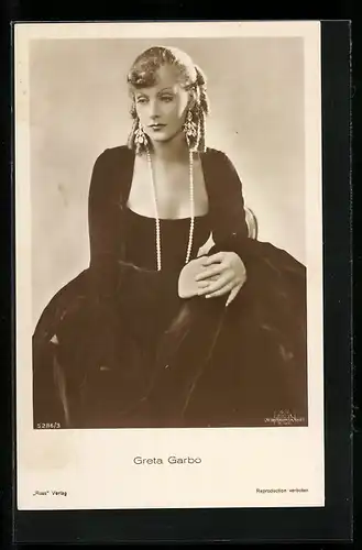 AK Schauspielerin Greta Garbo mit Perlenschmuck und Ohrringen