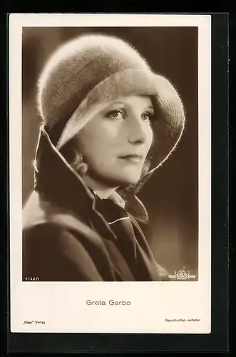 AK Schauspielerin Greta Garbo im Mantel mit Filzhut