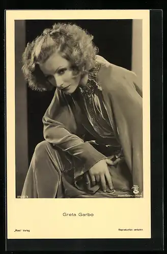 AK Schauspielerin Greta Garbo in nachdenklicher Pose