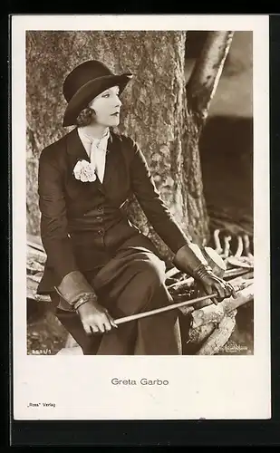 AK Schauspielerin Greta Garbo im eleganten Kostüm