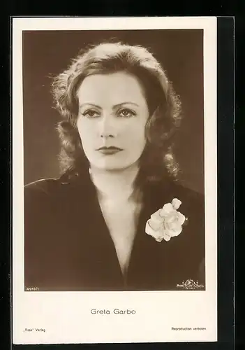 AK Schauspielerin Greta Garbo mit Blumenschmuck posierend