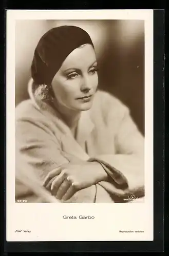 AK Schauspielerin Greta Garbo in Strickjacke und Baskenmütze
