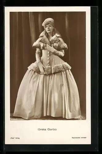 AK Schauspielerin Greta Garbo in Mantel und Kleid mit Pelzbesatz