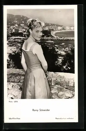 AK Schauspielerin Romy Schneider im Kleid am Aussichtspunkt