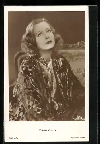 AK Schauspielerin Greta Garbo blickt fragend gen Himmel