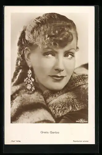AK Schauspielerin Greta Garbo mit Pelz und Ohrringen