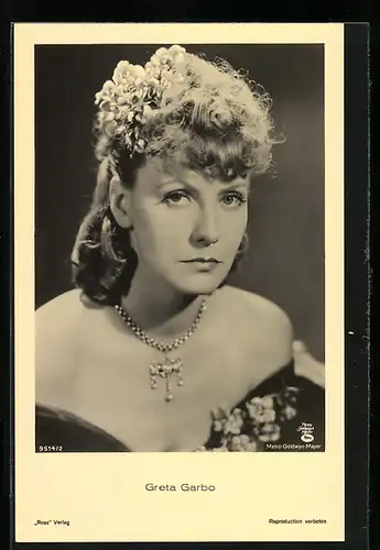 AK Schauspielerin Greta Garbo im schulterfreien Kleid