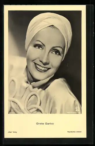 AK Schauspielerin Greta Garbo mit Kopftuch und freundlichen Lächeln