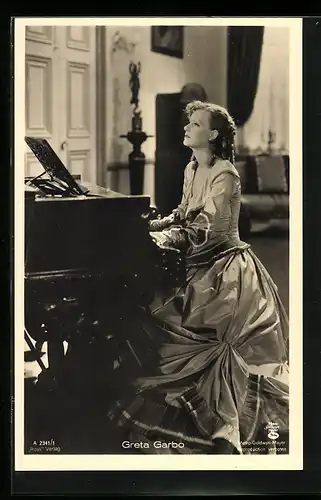 AK Schauspielerin Greta Garbo im Kleid am Klavier