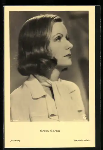 AK Schauspielerin Greta Garbo geschminkt mit Halstuch
