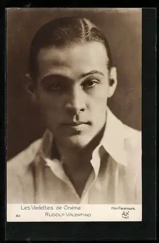 AK Schauspieler Rudolf Valentino mit herausforderndem Blick