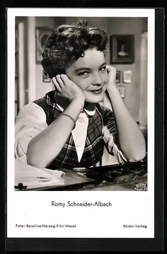 AK Schauspielerin Romy Schneider-Albach mit niedlichem Lächeln