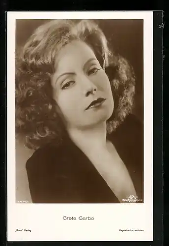 AK Schauspielerin Greta Garbo mit laszivem Blick und tiefem Ausschnitt