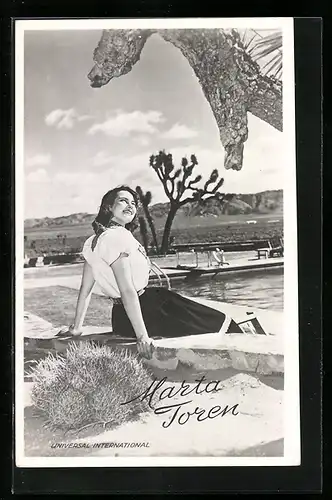 AK Schauspielerin Marta Toren entspannt an einem Pool