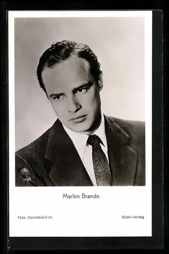 AK Schauspieler Marlon Brando als junger Mann im Anzug