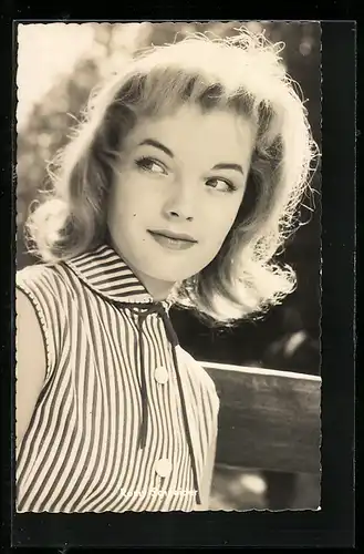 AK Schauspielerin Romy Schneider in hübscher gestreifter Bluse