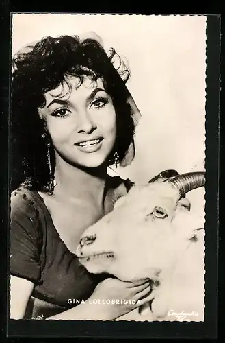 AK Schauspielerin Gina Lollobrigida mit einer Ziege