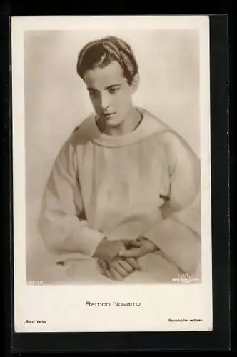 AK Schauspieler Ramon Novarro in einer Kutte