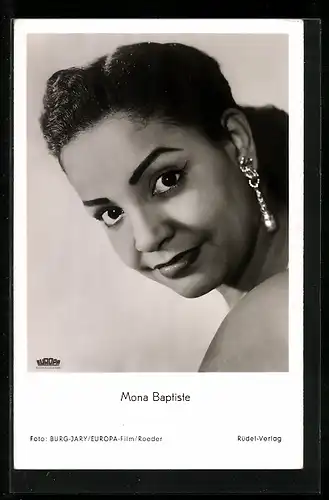AK Schauspielerin Mona Baptiste mit Ohrschmuck