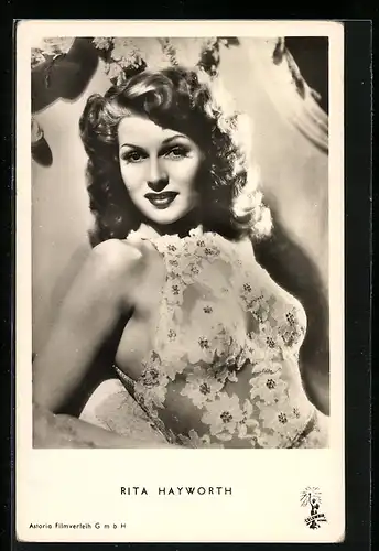 AK Schauspielerin Rita Hayworth im Spitzenkleid