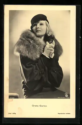 AK Schauspielerin Greta Garbo mit Hut und Pelzkragen an der Jacke