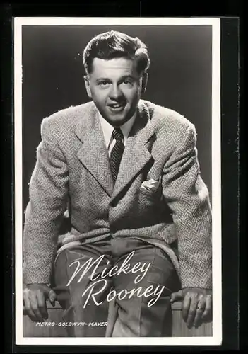 AK Schauspieler Mickey Rooney in Anzug und mit schiefem Lächeln
