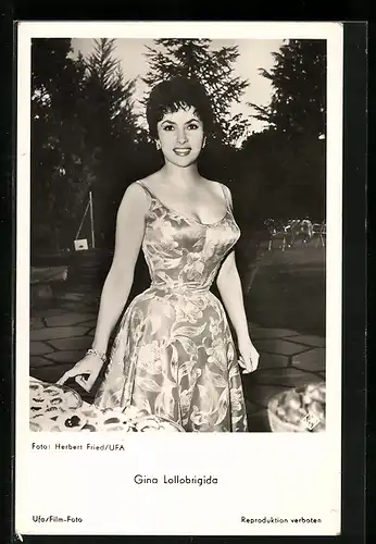 AK Schauspielerin Gina Lollobrigida in hübschen Kleid