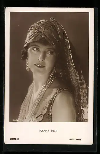 AK Schauspielerin Karina Bell mit dicker Perlenkette