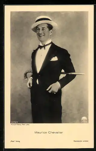 AK Schauspieler Maurice Chevalier im schwarzen Anzug, mit Gehstock