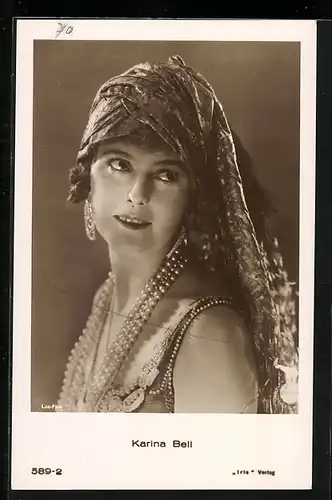 AK Schauspielerin Karina Bell mit Kopftuch posierend