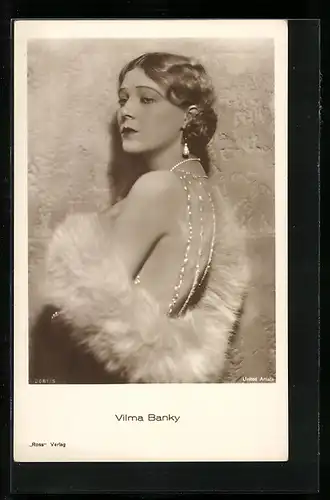 AK Schauspielerin Vilma Banky in Pelz mit Perlenkette