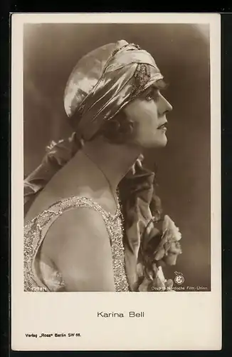 AK Schauspielerin Karina Bell mit Kopftuch im Kleid