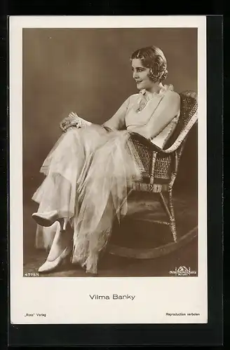 AK Schauspielerin Vilma Banky in einem Schaukelstuhl