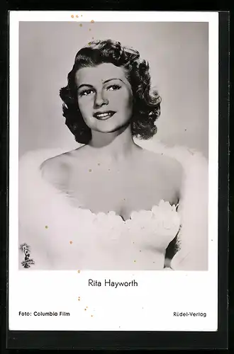 AK Schauspielerin Rita Hayworth im eleganten Kleid