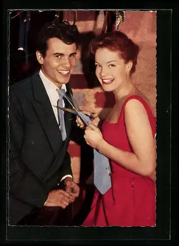 AK Schauspielerin Romy Schneider schneidet Schauspieler Horst Buchholz die Krawatte ab