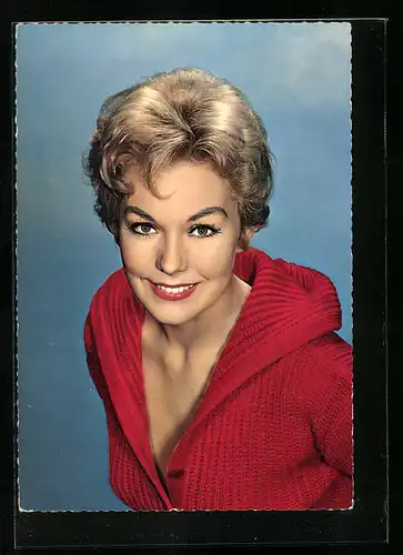 AK Schauspielerin Kim Novak in roter Strickjacke