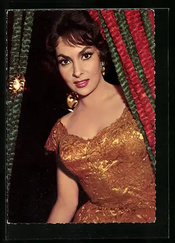 AK Schauspielerin Gina Lollobrigida im goldenen Kleid