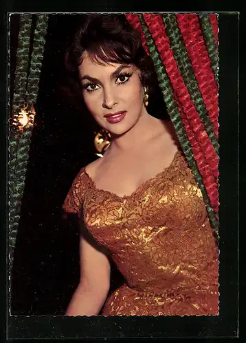 AK Schauspielerin Gina Lollobrigida im goldenen Kleid