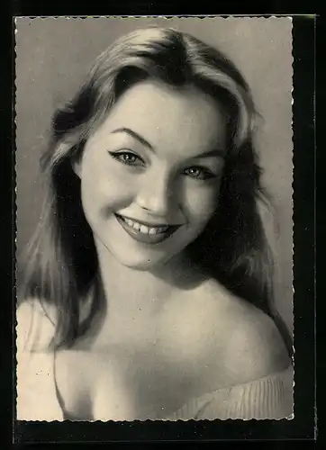 AK Schauspielerin Marina Vlady blickt lächelnd in die Kamera