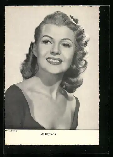 AK Schauspielerin Rita Hayworth mit hübschem Lächeln