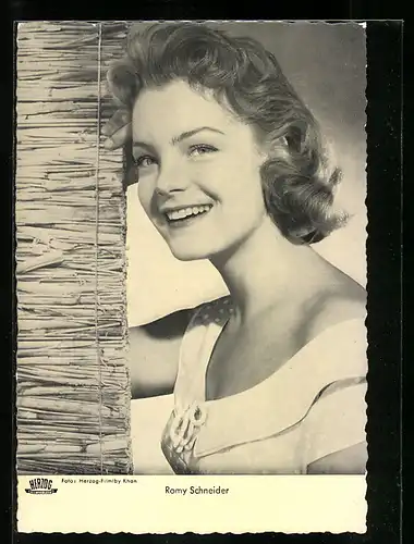 AK Schauspielerin Romy Schneider im gepunkteten Kleid