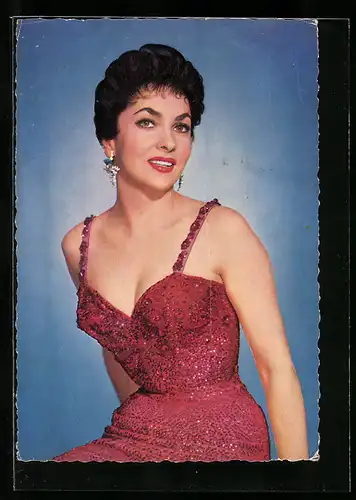 AK Gina Lollobrigida, Portrait der Schauspielerin in einem roten Abendkleid