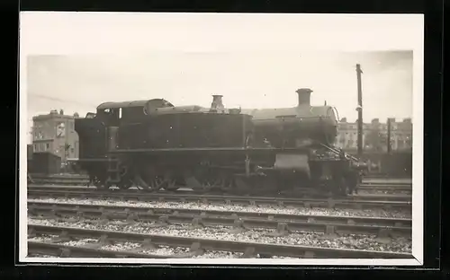 Foto-AK Englische Eisenbahn-Lokomotive auf einem Abstellgleis