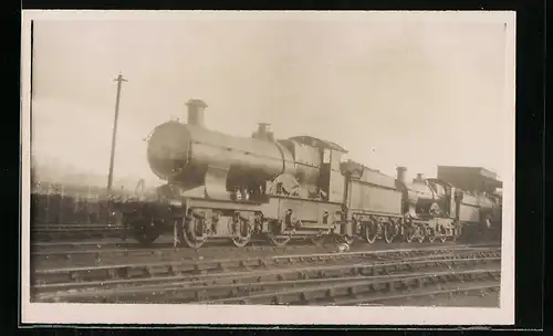 Foto-AK Zwei englische Eisenbahn-Lokomotiven in Doppeltraktion