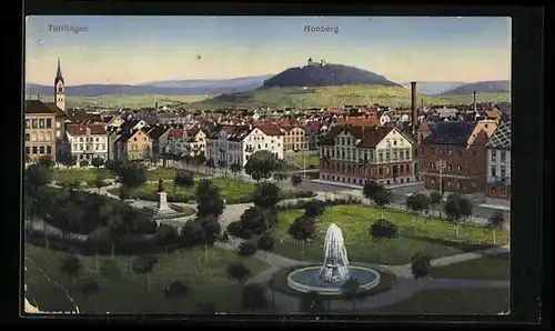 AK Tuttlingen, Ortsansicht mit Springbrunnen und Blick hinüber zum Honberg